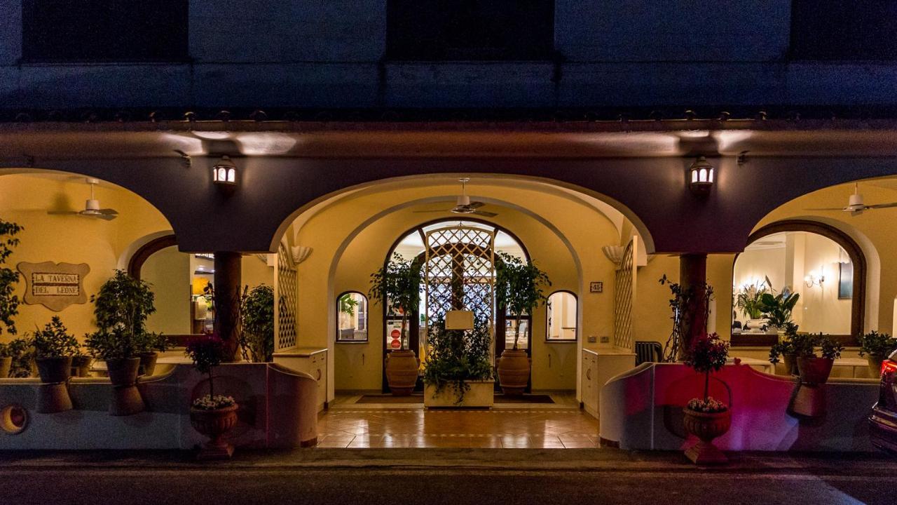 La Taverna Del Leone Positano Bagian luar foto